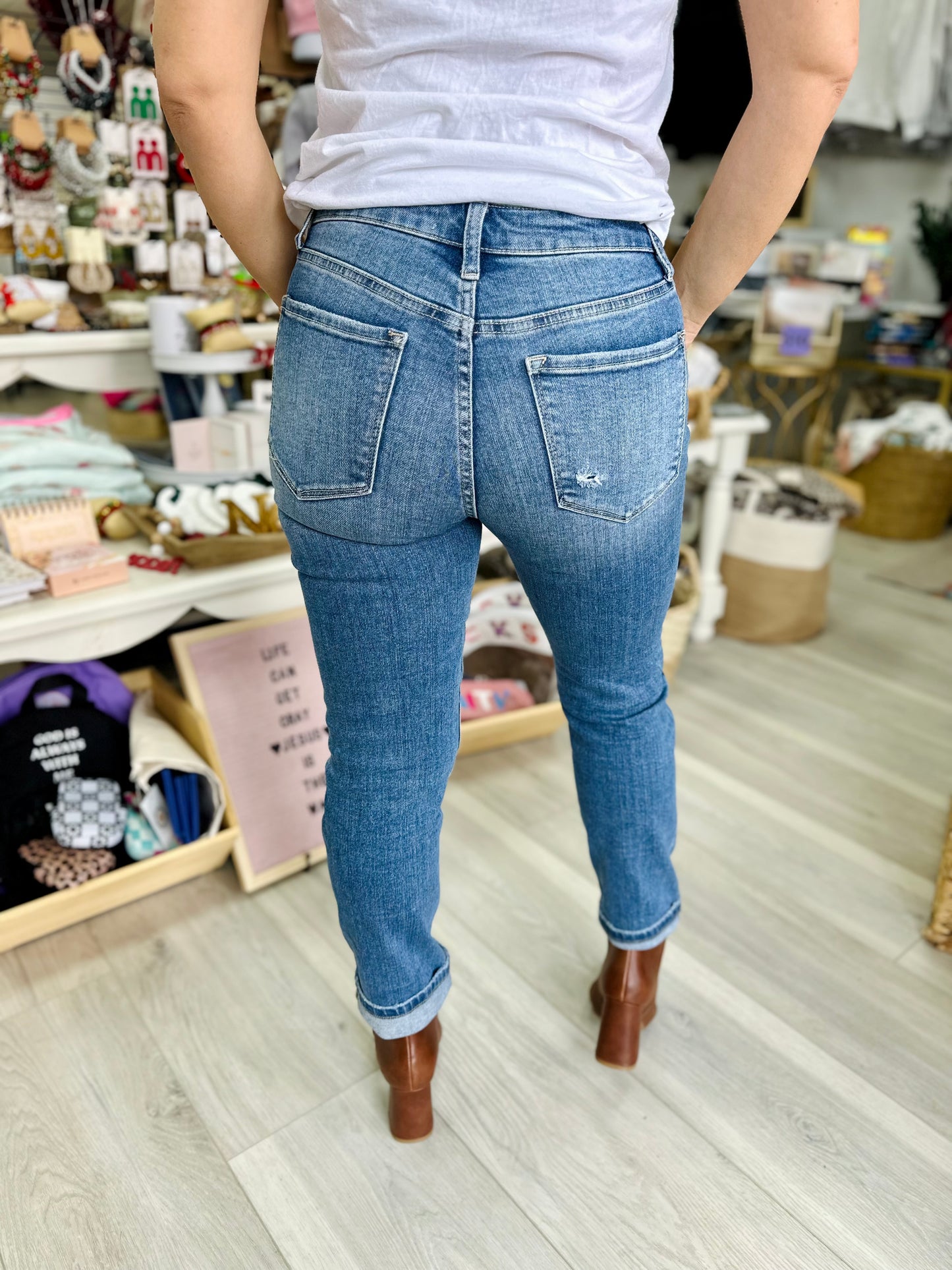 Vervet MidRise Crop Slim Straight Jean