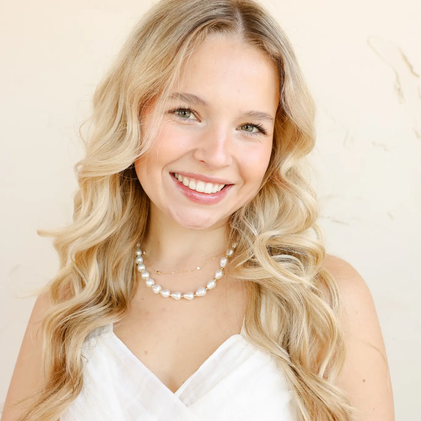 Beaded Blondes Saylor Pearl Necklace in Gold